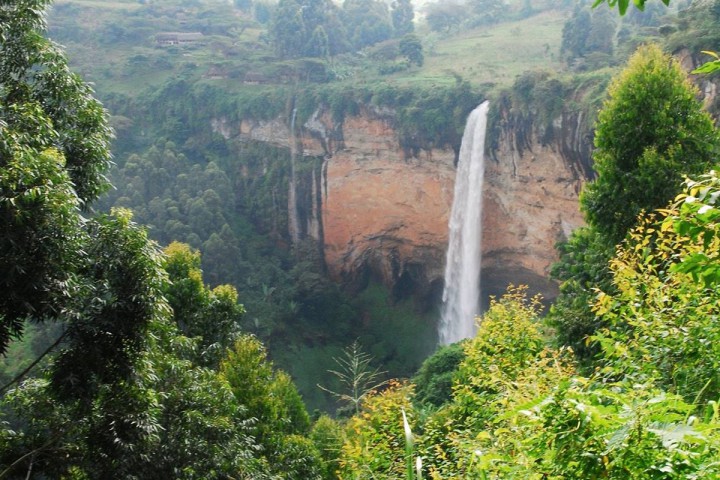 An impressive sight of the100 meters high Sipi falls
